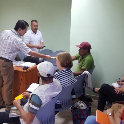 Facilitadores interactuando y recibiendo información de curso