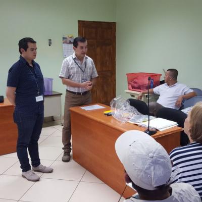 Facilitadores interactuando y recibiendo información de curso