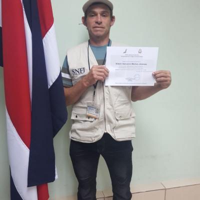 Hombre mostrando el certificado obtenido