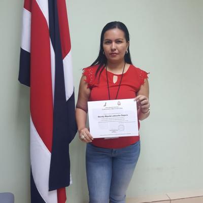 Facilitadora posando con su certificado obtenido
