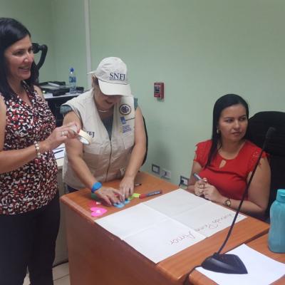 Grupo de facilitadoras preparando un cartel
