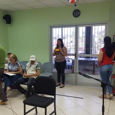 Facilitadora de pie presentando a sus compañeros