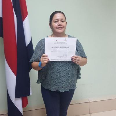 Facilitadora mostrando el certificado obtenido