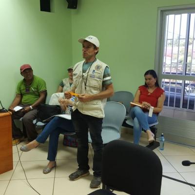 Hombre presentando idea a compañeros
