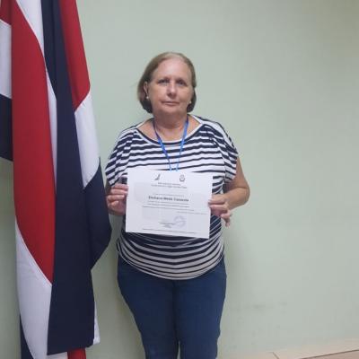 Mujer mostrando el certificado obtenido