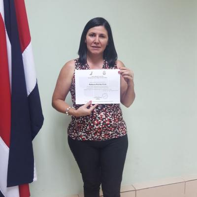 Mujer mostrando su certificado obtenido