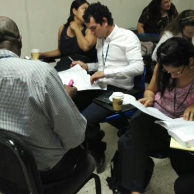 Jueces sentados leyendo y participando en actividad