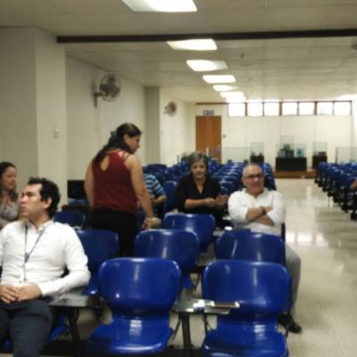 Personas esperando sentadas