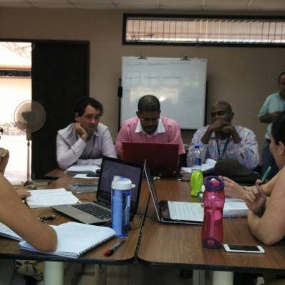 Tres hombres sentados trabajando en equipo