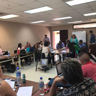 Grupo grande de jueces participando en actividad