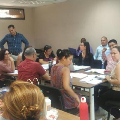 Grupo grande de jueces participando en actividad