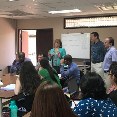 Grupo grande de jueces participando en actividad