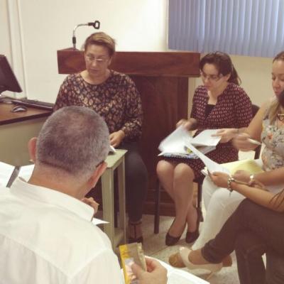 Dos señoras juezas participando en actividad