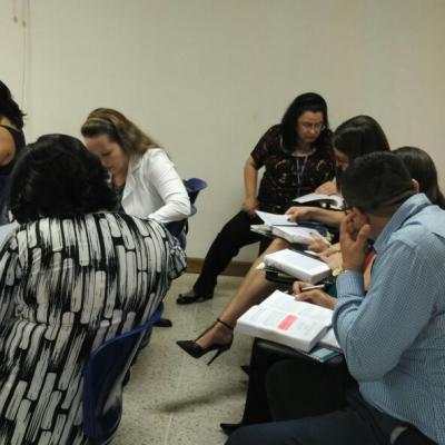 Grupo de jueces sentados leyendo