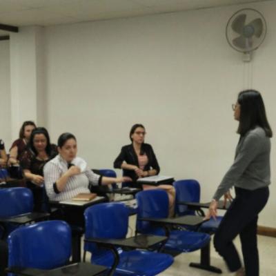 Juezas sentadas poniendo atención a compañera presentadora