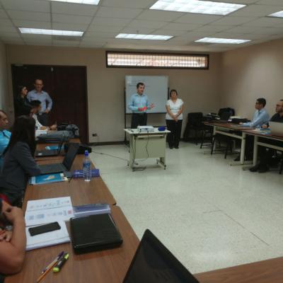 Hombre y mujer presentando información a compañeros