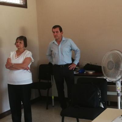 Hombre y mujer de pie
