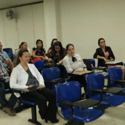 Jueces sentados poniendo atención