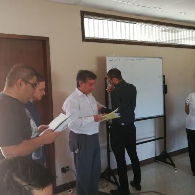 Cuatro hombres presentando a compañeros