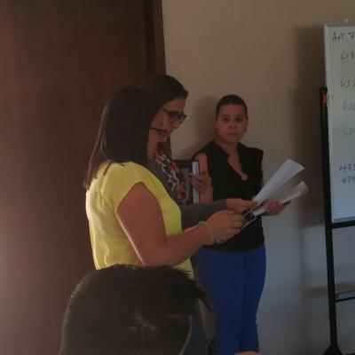 Tres mujeres presentando información a sus compañeros