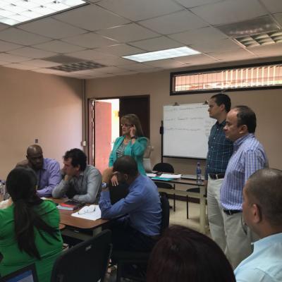 Jueces poniendo atención a conversación