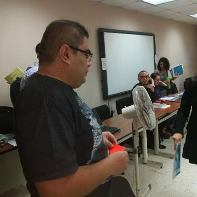 Hombre de pie presentando idea a compañeros