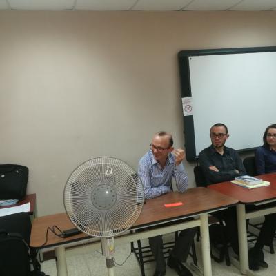 Jueces sentados interactuando entre ellos