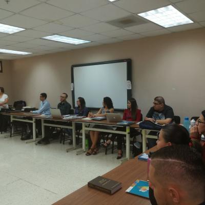 Grupo de jueces sentados poniendo atención