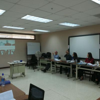 Grupo de jueces sentados discutiendo actividad