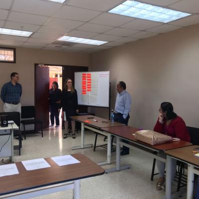 Grupo de jueces discutiendo actividad y recibiendo presentación de compañeros