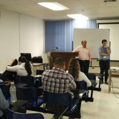 Dos hombres presentando información a jueces