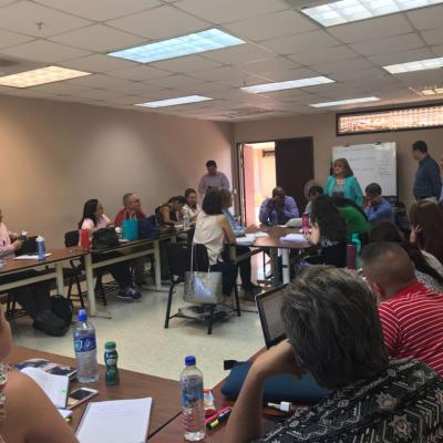 Jueces interactuando y participando en actividad