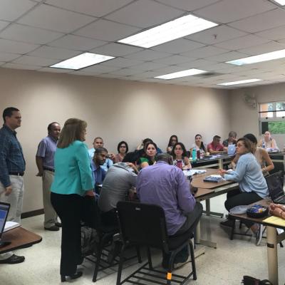 Jueces reunidos poniendo atención a señora presentadora