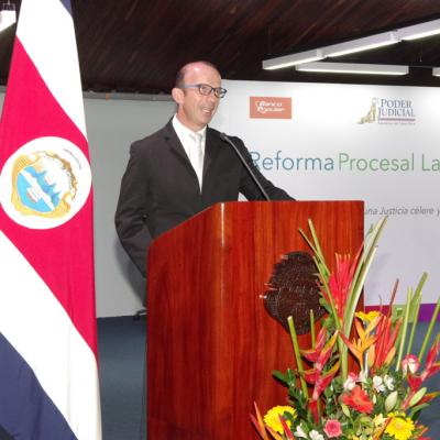 Hombre ejecutivo dando discurso