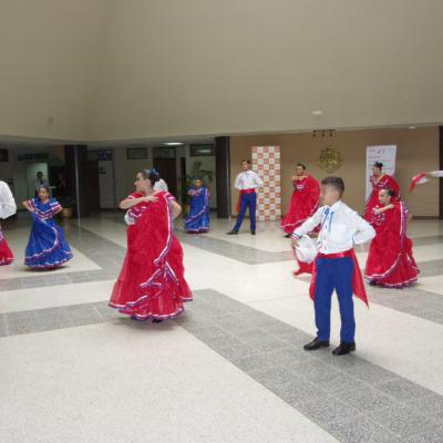Niños bailando típico con trajes azul, blanco y rojo