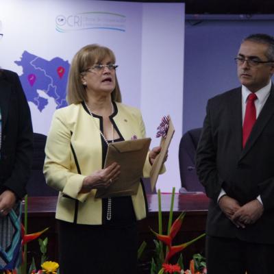 mujer dando discurso