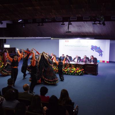 personas bailando con traje tipico negro con naranja
