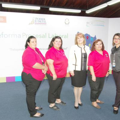 cinco mujeres posando para una foto