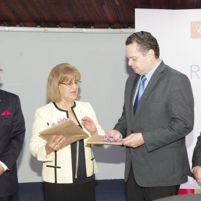 hombre y mujer ejecutivos de pie hablando