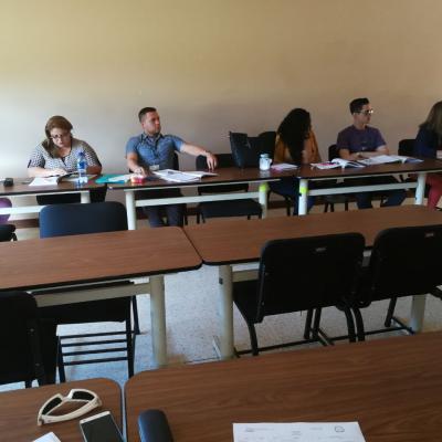 Grupo de personas sentados disfrutando de actividad