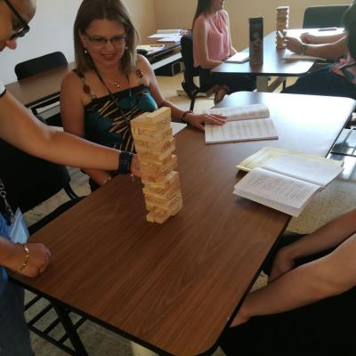 Grupos de personas jugando Jenga