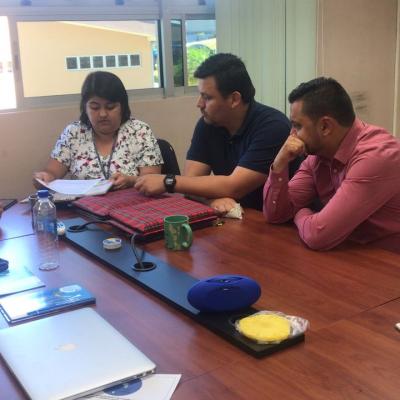 Tres personas hablando en una mesa