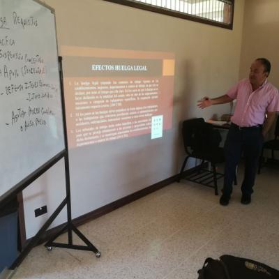 Hombre presentando sobre los efectos de una huelga legal