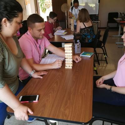 Grupos de personas jugando Jenga