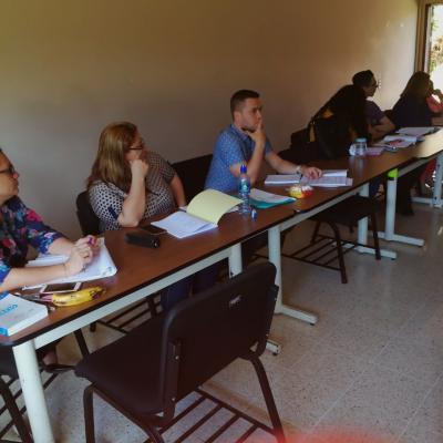 Grupo de personas sentados disfrutando de actividad