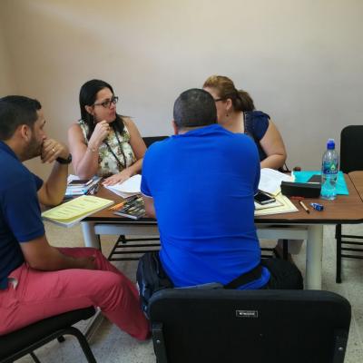 Grupo de personas sentados disfrutando de actividad