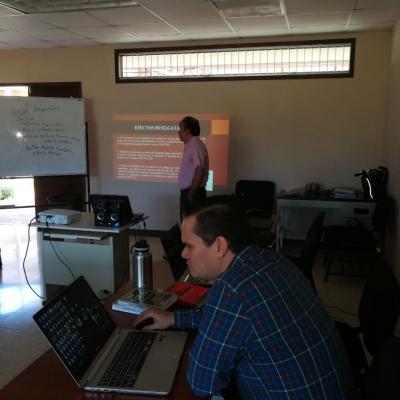Hombre presentando sobre los efectos de una huelga legal