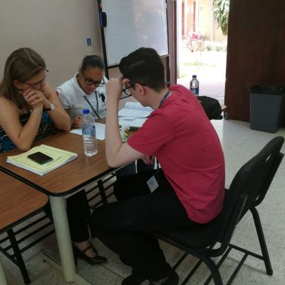 Grupo de personas sentados disfrutando de actividad