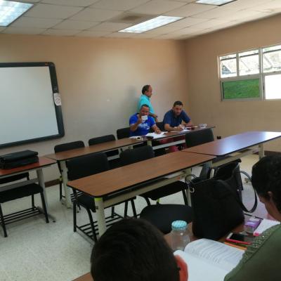 Grupo de personas sentados disfrutando de actividad