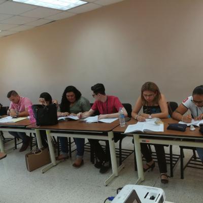 Grupo de personas sentados disfrutando de actividad